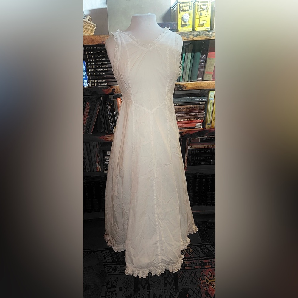 Size S Long White Cotton VTG Maxi dress